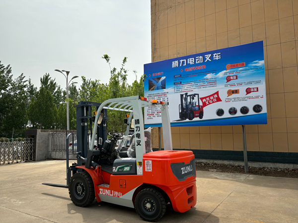 電動(dòng)小型叉車