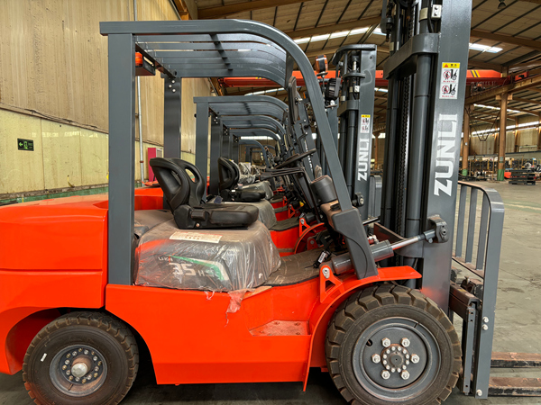 電動(dòng)液壓叉車(chē)